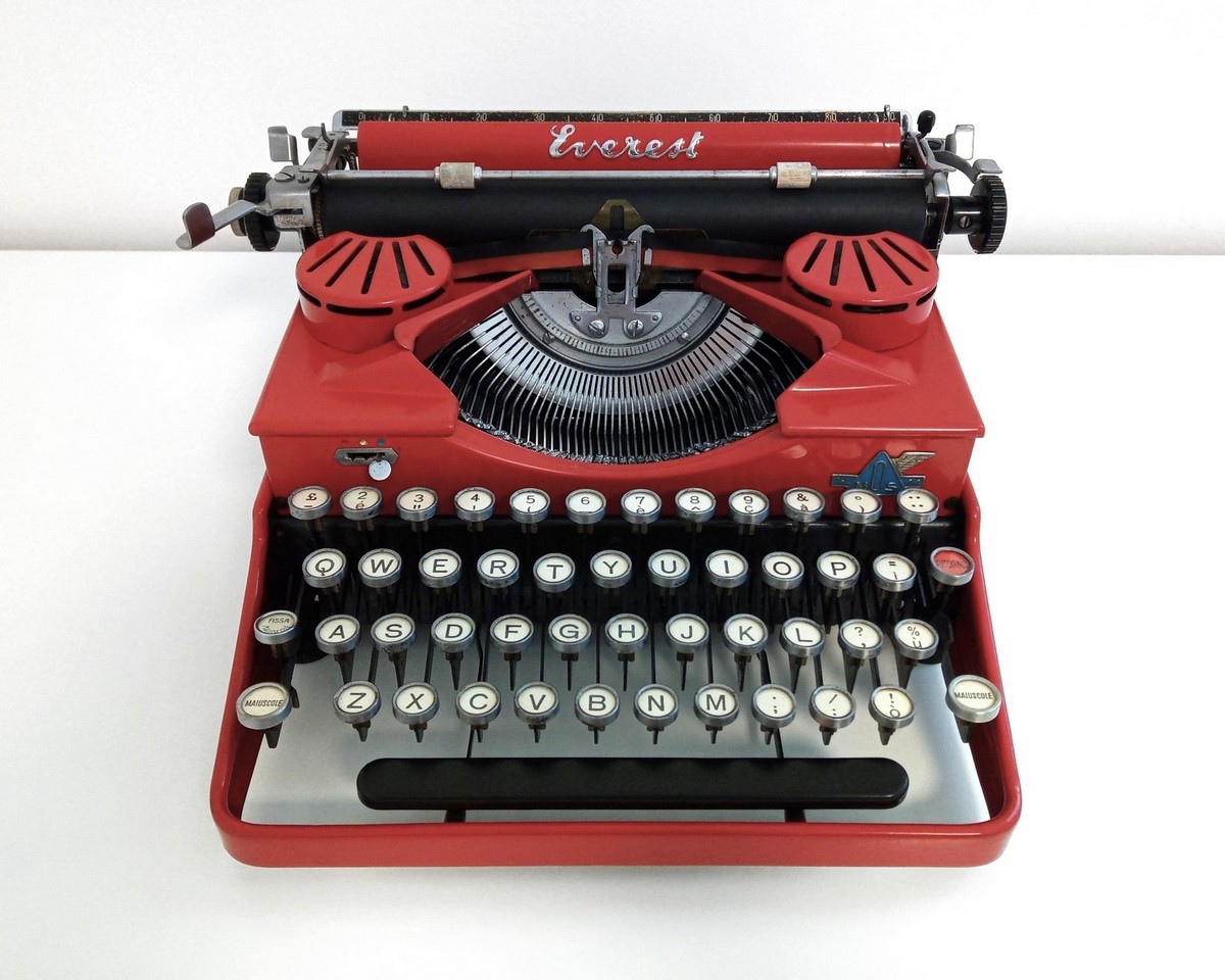 Everest Mod 44 Vogue Font
