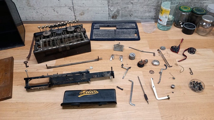 Helios typewriter in restoration