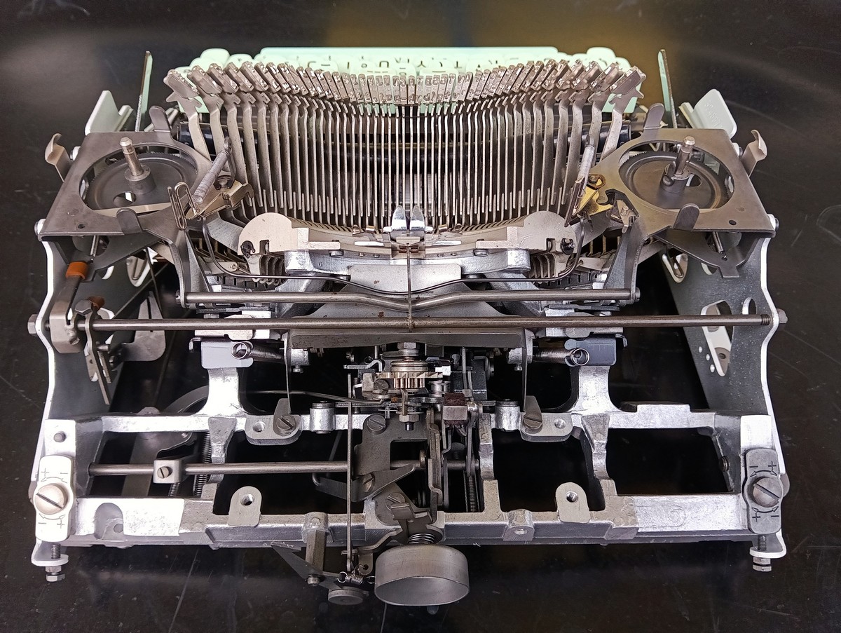 Hermes 3000 demounted after ultrasonic cleaning naked mechanic