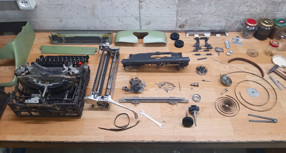 Olivetti Graphika typewriter in restoration