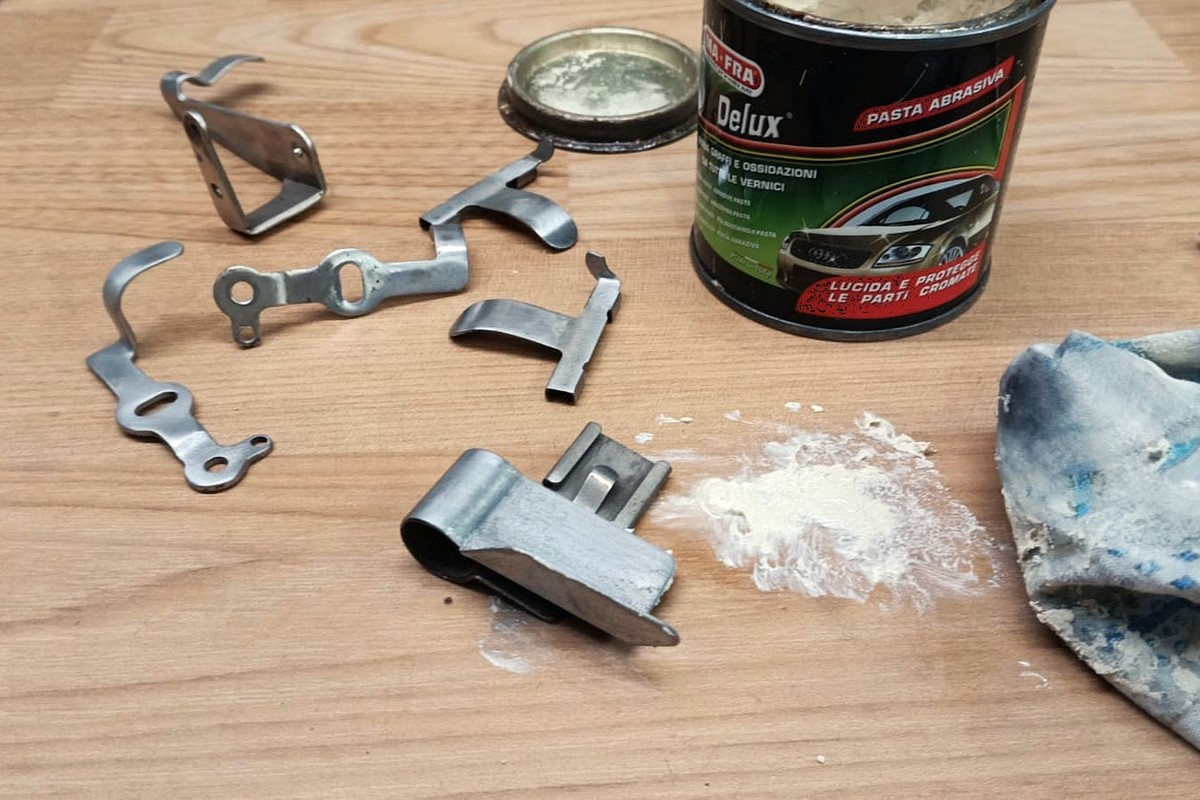 Olivetti M20 parts during brushing process