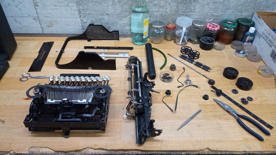 underwood-portable-4b typewriter in restoration